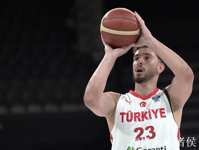 火箭中锋申京挺身而出，关键时刻迷失方向，应该学会信赖队友