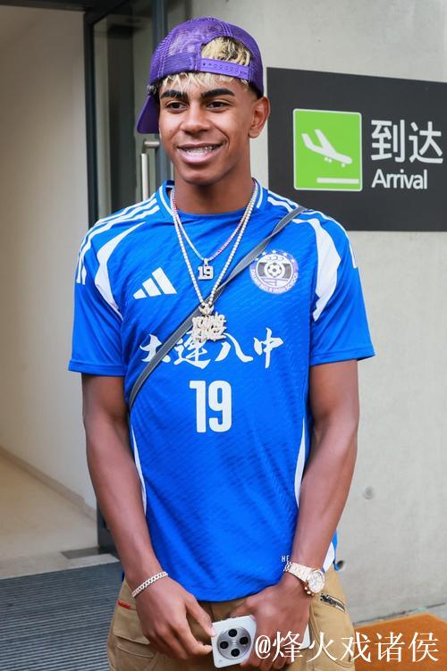 身价2亿欧的金童抵沪 亚马尔与中国小将共度足球之夏 身价2亿欧的金童抵沪 亚马尔与中国小将共度足球之夏